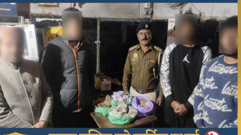 हिमाचल प्रदेश के कांगड़ा जिले में 1.20 करोड़ रुपये की ड्रग की खेप और 13.22 लाख रुपये की ड्रग मनी मिली है। जिला नशीले पदार्थ की टीम ने नूरपुर अनुमंडल के जसूर में चिट्टे की इस खेप को बरामद करने में सफलता हासिल की है। जिला नशीले पदार्थ की टीम ने नूरपुर अनुमंडल के जसूर में चिट्टे की इस खेप को बरामद करने में सफलता हासिल की है। पुलिस ने नारकोटिक्स एक्ट के तहत मामला दर्ज कर दो नशा तस्करों को भी गिरफ्तार किया है। एसपी नूरपुर अशोक रत्न ने मामले की पुष्टि की है। एसपी ने जानकारी देते हुए बताया कि पुलिस को आरोपियों के पास से एक किलो 100 ग्राम चिट्टा, 13 लाख 220 हजार 330 रुपये की नशीली दवा बरामद हुई है। अंतरराष्ट्रीय बाजार में इस दवा की कीमत 1 करोड़ 20 लाख रुपए से ज्यादा आंकी गई है। आरोपियों की पहचान रोहित कुमार, 25, निवासी नानक रोड गुरदासपुर, पंजाब और विशाल कुमार, 29, निवासी डमटाल, भाद्रोया, कांगड़ा के रूप में हुई है। पुलिस की गाड़ी को टक्कर मारी और भागने लगे एसपी ने बताया कि आरोपी की दूसरी कार पीबी02ई-2607 को भी जब्त कर लिया गया है। अमृतसर से इन दोनों युवकों का पीछा नारकोटिक्स टीम कर रही थी। जैसे ही इन दोनों की कार हिमाचल की सीमा में दाखिल हुई, पहले से तैयार जिला नूरपुर पुलिस की टीम ने इन्हें पकड़ लिया। नहीं तो पठानकोट की ओर से आ रही कार जसूर सर्विस लेन में तेज गति से निकल गई। पुलिस ने वाहन को रोकने के लिए वाहन लगाया। एसपी ने बताया कि युवकों ने निकलने के लिए गाड़ी में टक्कर मारी। इससे दोनों वाहन क्षतिग्रस्त हो गए, लेकिन पुलिस व नारकोटिक्स टीम ने मौके से दोनों युवकों को दबोच लिया। दोनों युवक अमृतसर से चिट्टा लेकर हिमाचल के रेहन आए थे।