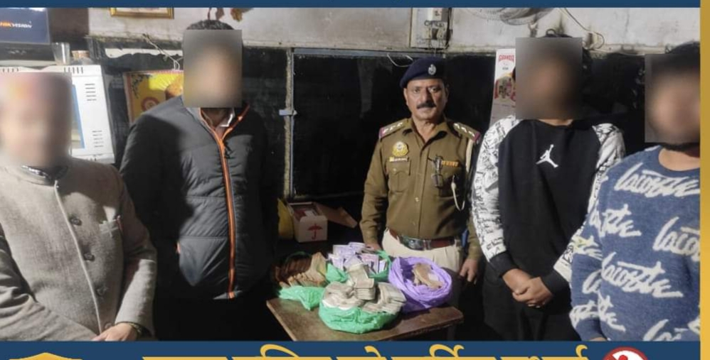 हिमाचल प्रदेश के कांगड़ा जिले में 1.20 करोड़ रुपये की ड्रग की खेप और 13.22 लाख रुपये की ड्रग मनी मिली है। जिला नशीले पदार्थ की टीम ने नूरपुर अनुमंडल के जसूर में चिट्टे की इस खेप को बरामद करने में सफलता हासिल की है। जिला नशीले पदार्थ की टीम ने नूरपुर अनुमंडल के जसूर में चिट्टे की इस खेप को बरामद करने में सफलता हासिल की है। पुलिस ने नारकोटिक्स एक्ट के तहत मामला दर्ज कर दो नशा तस्करों को भी गिरफ्तार किया है। एसपी नूरपुर अशोक रत्न ने मामले की पुष्टि की है। एसपी ने जानकारी देते हुए बताया कि पुलिस को आरोपियों के पास से एक किलो 100 ग्राम चिट्टा, 13 लाख 220 हजार 330 रुपये की नशीली दवा बरामद हुई है। अंतरराष्ट्रीय बाजार में इस दवा की कीमत 1 करोड़ 20 लाख रुपए से ज्यादा आंकी गई है। आरोपियों की पहचान रोहित कुमार, 25, निवासी नानक रोड गुरदासपुर, पंजाब और विशाल कुमार, 29, निवासी डमटाल, भाद्रोया, कांगड़ा के रूप में हुई है। पुलिस की गाड़ी को टक्कर मारी और भागने लगे एसपी ने बताया कि आरोपी की दूसरी कार पीबी02ई-2607 को भी जब्त कर लिया गया है। अमृतसर से इन दोनों युवकों का पीछा नारकोटिक्स टीम कर रही थी। जैसे ही इन दोनों की कार हिमाचल की सीमा में दाखिल हुई, पहले से तैयार जिला नूरपुर पुलिस की टीम ने इन्हें पकड़ लिया। नहीं तो पठानकोट की ओर से आ रही कार जसूर सर्विस लेन में तेज गति से निकल गई। पुलिस ने वाहन को रोकने के लिए वाहन लगाया। एसपी ने बताया कि युवकों ने निकलने के लिए गाड़ी में टक्कर मारी। इससे दोनों वाहन क्षतिग्रस्त हो गए, लेकिन पुलिस व नारकोटिक्स टीम ने मौके से दोनों युवकों को दबोच लिया। दोनों युवक अमृतसर से चिट्टा लेकर हिमाचल के रेहन आए थे।