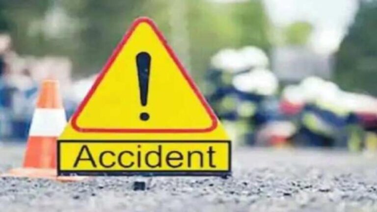 Kangra News Kullu Accident, Mandi News : नाहन-कुमारहट्टी नेशनल हाईवे पर हुआ हादसा: बैक करते समय खाई में गिरी कार, एक की मौत एक घायल Solan news, Bilaspur news,