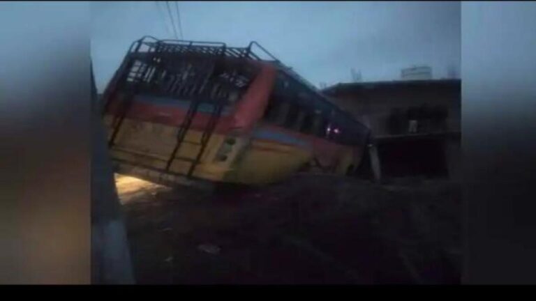 अनियंत्रित होकर निर्माणाधीन भवन से टकराई