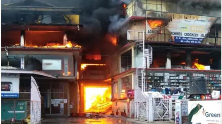 रामपुर में भीषण आग: 4 मंजिला बिल्डिंग चपेट में आई, करोड़ों के नुकसान का अनुमान