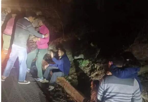 कुल्लू में खाई में गिरी कार, हादसे में 6 लोग घायल