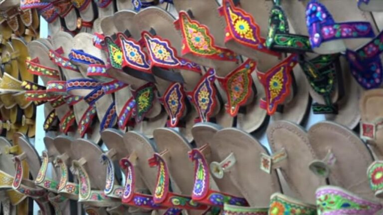 स्वंय सहायता समूह चंबा चप्पल से अपनी आजीविका को बना रहे सशक्त