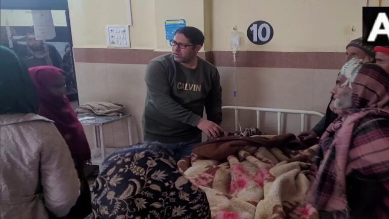 अस्पताल में घायल बच्चा व उसके परिजन