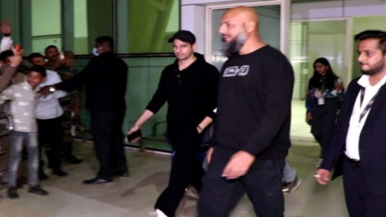 एयरपोर्ट से निकलते सिद्धार्थ