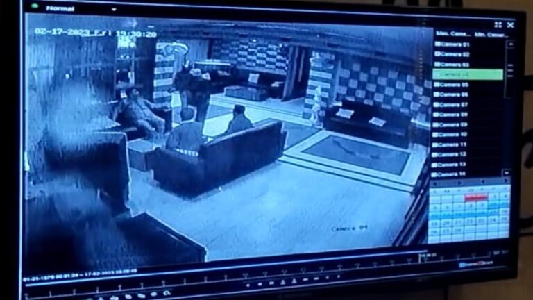 गोली मारते बदमाश