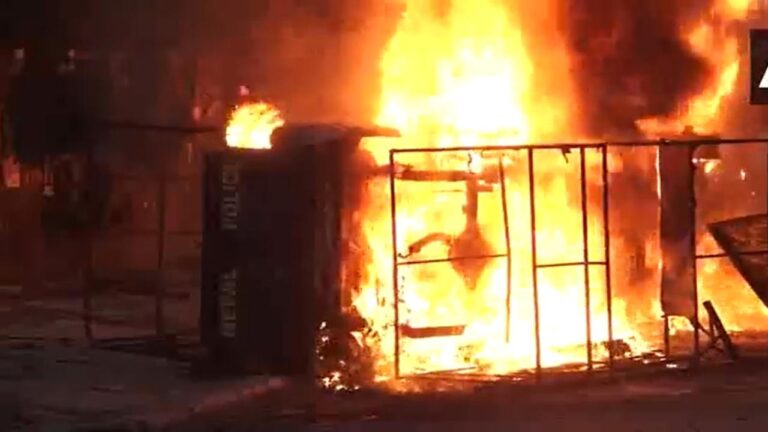 पुलिस वाहन में आग