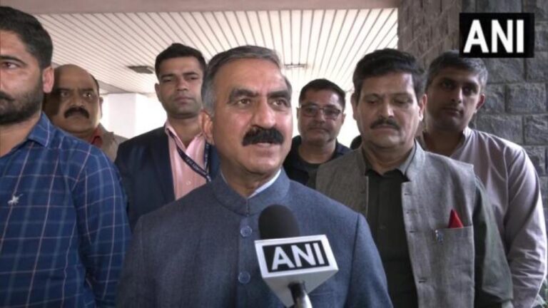 हिमाचल के मुख्यमंत्री सुखविंदर सिंह सुक्खू ने हाल के दिनों में ईडी और सीबीआई जांच को लेकर केंद्र की नरेंद्र मोदी सरकार पर तगड़ा हमला करते हुए आरोप लगाया कि ईडी और सीबीआई अब राजनीतिक हथियार हैं, प्रशासनिक इकाइयां नहीं। इन एजेंसियों का काम अब चुनाव वाले राज्यों में छापेमारी कर प्रचार करना है। सीएम सुखविंदर सुक्खू ने रक्षा मंत्री के साथ बैठक के बाद कहा, सीमावर्ती क्षेत्र जो चीन के साथ हैं, उनकी सड़कों की स्थिति अच्छी नहीं है। हमें अपनी सीमा पर भी ध्यान देना होगा। हमने यह भी अनुरोध किया है कि रेलवे लाइन का निर्माण किया जाना चाहिए, जो रक्षा सामरिक दृष्टिकोण से आवश्यक है। सीएम सुक्खू ने कांग्रेस के पूर्व अध्यक्ष और सांसद राहुल गांधी की देश भक्ति पर उठाये जा रहे सवाल पर भी तगड़ा जवाब दिया। उन्होंने कहा, पिछले 9 साल से राहुल गांधी पर सवाल ही उठाए जा रहे हैं। जिसकी दादी ने देश की एकता के लिए बलिदान दिया हो, जिसके पिता जी ने देश के लिए बलिदान दिया हो. उनसे बड़ा कोई देशभक्त हो सकता है? उनकी देशभक्ति पर सवाल उठाने वालों से ये सवाल पूछना चाहिए।