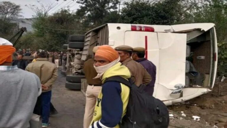 चंडीगढ मनाली नेशनल हाईवे पर जबली के पास सडक पर पलटी टूरिस्ट बस , एक की मौके पर मौत, 36 घायल