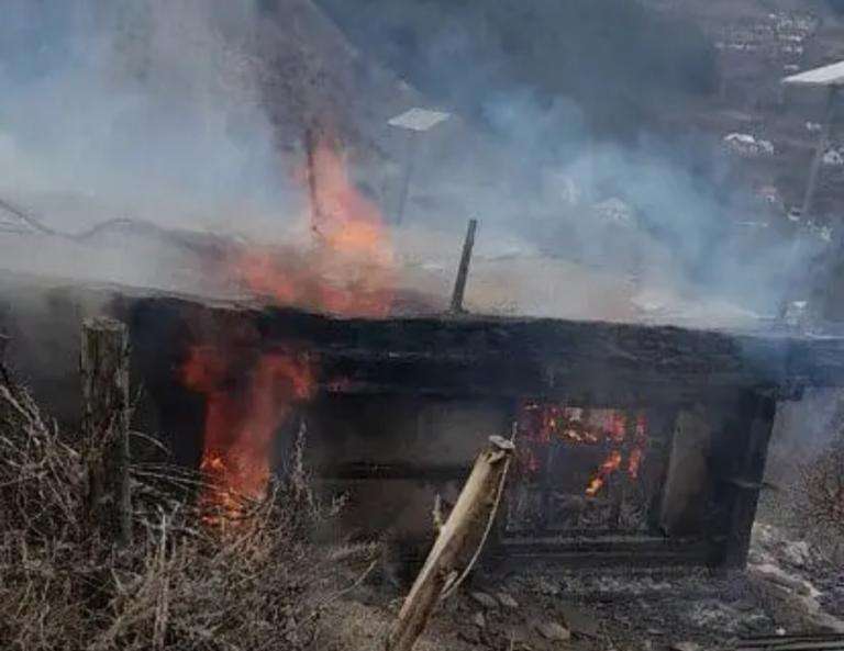 लाहौल के बाढ़ा गांव में दो मंजिला घर जलकर राख, परिवार हुआ बेघर