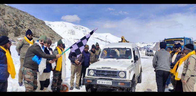 16,580 फुट ऊंचा शिंकुला दर्रा हल्के वाहनों के लिए खुला