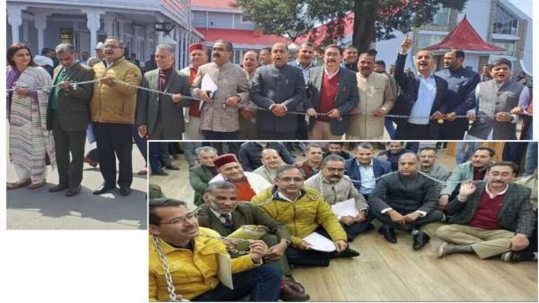 लोहे की चेन और ताले के साथ भाजपा विधायकों का प्रदर्शन