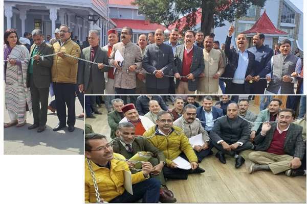 लोहे की चेन और ताले के साथ भाजपा विधायकों का प्रदर्शन