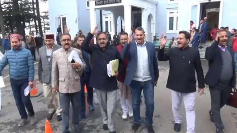 विधानसभा सदन में कांग्रेस विधायकों के देरी से पहुंचने पर नारेबाजी करते हुए विपक्ष का वॉकआउट