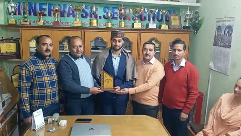 घुमारवीं: कम उम्र में जज बने विकास ठाकुर का में अपने स्कूल पहुंचने हुआ भव्य स्वागत, प्रबंधन हुआ गदगद..