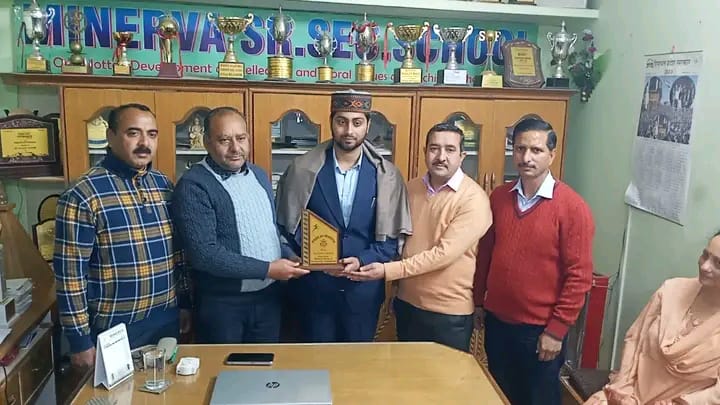 घुमारवीं: कम उम्र में जज बने विकास ठाकुर का में अपने स्कूल पहुंचने हुआ भव्य स्वागत, प्रबंधन हुआ गदगद..