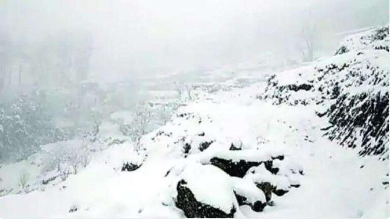 सिरमौर के चूड़धार में ताजा बर्फबारी से फिर लौटा ठंड का दौर, बिजली आपूर्ति ठप