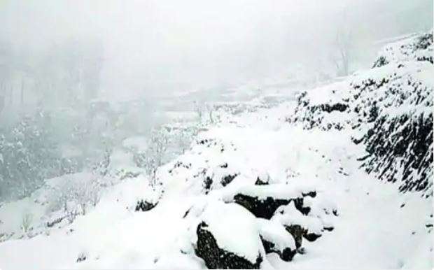 सिरमौर के चूड़धार में ताजा बर्फबारी से फिर लौटा ठंड का दौर, बिजली आपूर्ति ठप