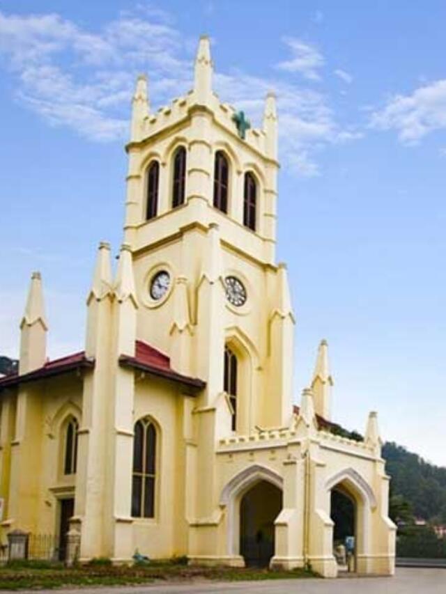 रिज शिमला मॉल रोड के किनारे सबसे अधिक फोटो खिंचवाने वाली चौड़ी खुली सड़क है। यह शिमला के केंद्र में है, जिसे “ब्रिटिश ग्रीष्मकालीन राजधानी” के रूप में जाना जाता है।