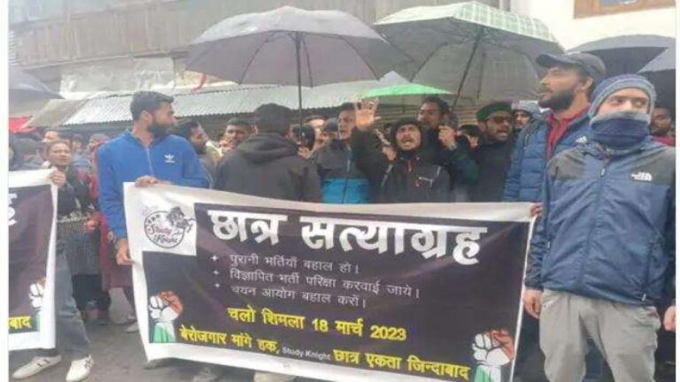 शिमला बेरोजगार छात्रों ने किया सचिवालय का घेराव, सरकार के खिलाफ की जमकर नारेबाजी