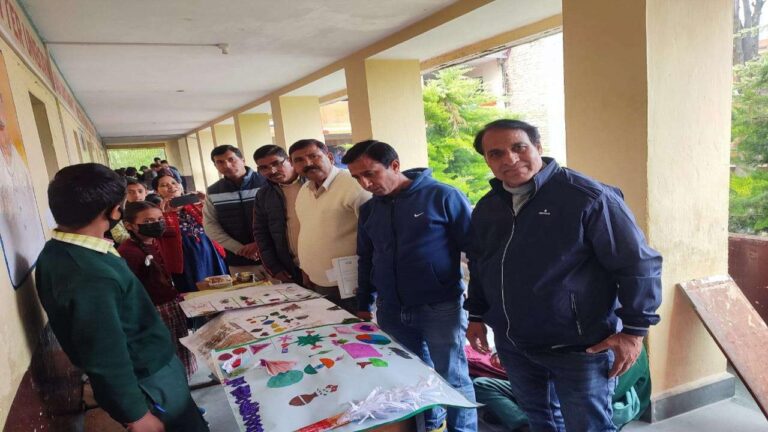 निरमण्ड स्कूल में किया गया प्रदर्शनी का आयोजन ।