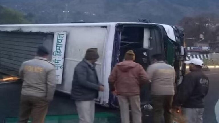 हादसा: नगवाईं में बस पलटी, परिचालक समेत पांच लोग घायल