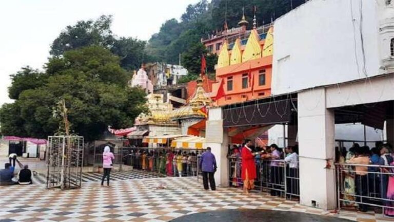 हिमाचल के मंदिरों में नवरात्रि की धूम, माता के दरबार में लगा भक्तों का तांता