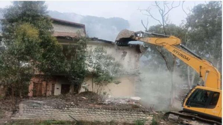 अवैध कब्जों पर चला बुलडोजर: कुल्लू में प्रशासन ने चंढ़ीगढ़-मनाली फोरलेन से हटाया अतिक्रमण