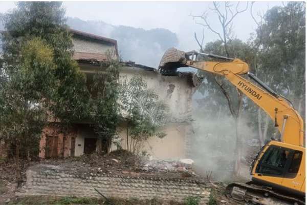 अवैध कब्जों पर चला बुलडोजर: कुल्लू में प्रशासन ने चंढ़ीगढ़-मनाली फोरलेन से हटाया अतिक्रमण