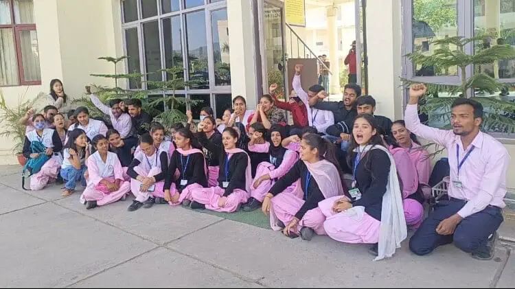 बद्दी यूनिवर्सिटी में नर्सिंग छात्राओं का हल्ला बोल, प्रबंधकों पर धोखाधड़ी का आरोप