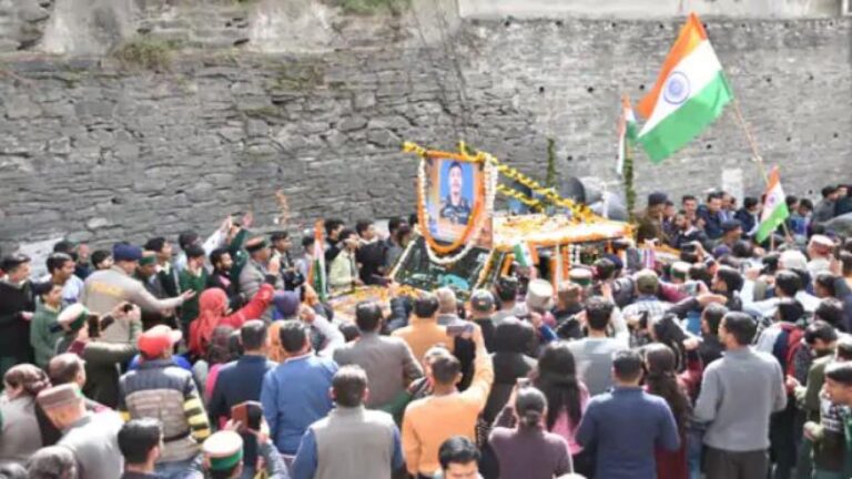 रामपुर में शहीद जवान पवन का राजकीय सम्मान के साथ अंतिम संस्कार, नम आखों से हुई शहीद की विदाई