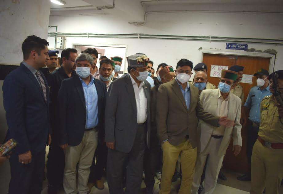 स्वास्थ्य मंत्री ने मेडिकल कॉलेज चंबा का दौरा कर लिया स्वास्थ्य सेवाओं का जायजा