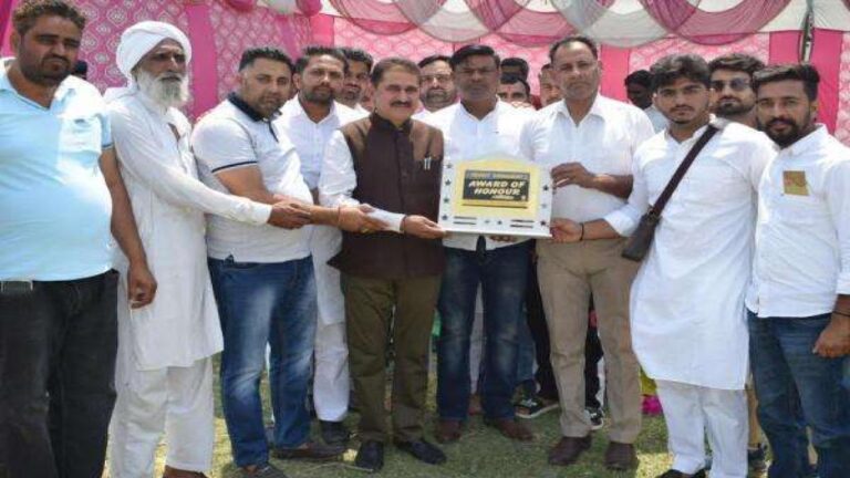 ज़िला सोलन के दून विधानसभा क्षेत्र की ग्राम पंचायत सुनेड़ के गांव कसंभोवाल में गुर्जर यूथ क्लब द्वारा आयोजित एक दिवसीय क्रिकेट प्रतियोगिता में मुख्य संसदीय सचिव राम कुमार (शहरी एवं नगर नियोजन, उद्योग, राजस्व विभाग) ने मुख्यातिथि के रूप में शिरकत की। उन्होंने कहा कि खेल न केवल व्यक्ति को शारीरिक रूप से मज़बूत बनाते हैं बल्कि मानसिक रूप से भी विकसित करते हैं। उन्होंने कहा कि विभिन्न प्रकार के खेल युवाओं को आपात परिस्थितियों में भी क्रियाशील रखने में भी सहायक सिद्ध होते हैं। उन्होंने गुर्जर यूथ क्लब कसंभोवाल को प्रतियोगिता के आयोजन के लिए बधाई दी और आशा जताई की क्लब भविष्य में अपनी खेल गतिविधियों को और विस्तार प्रदान करेगा। राम कुमार ने इस अवसर पर युवाओं से आग्रह किया कि नशे से दूर रहें और अपनी सकारात्मक ऊर्जा को समाज के विकास के कार्यों में लगाएं। उन्होंने कहा कि दून विधानसभा क्षेत्र की प्रत्येक ग्राम पंचायत में एक-एक खेल स्टेडियम का निर्माण किया जाएगा। मुख्य संसदीय सचिव ने कहा कि कसंभोवाल में क्रिकेट स्टेडियम निर्माण के लिए 10 बीघा ज़मीन उपलब्ध करवाने का मामला उचित स्तर पर उठाया जाएगा। इस क्रिकेट प्रतियोगिता में 16 टीमें भाग ले रही हंै। विजेता टीम को 25 हजार 500 रुपये का नकद पुरस्कार तथा उप विजेता टीम को 15 हजार 500 रुपये देकर पुरस्कृत किया जाएगा। क्रिकेट खिलाड़ी अजीज को यूथ क्लब कसंभोवाल द्वारा विशेष सम्मान के रुप में बाईक दी जाएगी। मुख्य संसदीय सचिव ने गुर्जर यूथ क्लब कसंभोवाल को अपनी ऐच्छिक निधि से 21 हजार रुपये देने की घोषणा की। उन्होंने इस अवसर पर साईं-रामशहर सड़क को ठीक करने के लिए डंगे लगाने के निर्देश दिए। उन्होंने महिला मण्डल भवन तलड़घाट में रसोई निर्माण के लिए 50 हजार रुपये देने की घोषणा की। उन्होंने हनुमान अखाड़ा बागवानिया के लिए धनराशि उपलब्ध करवाने का आश्वासन भी दिया। मुख्य संसदीय सचिव ने इस अवसर पर खण्ड विकास अधिकारी नालागढ़ गौरव धीमान को ग्राम पंचायत सुनेड़ में विभिन्न विकास कार्यों के संबंध में उचित दिशा निर्देश जारी किए। उन्होंने ग्राम पंचायत में किए जा रहे विभिन्न विकास कार्यों का जायजा भी लिया। उन्होंने खण्ड विकास अधिकारी सहित अन्य अधिकारियों को सरकार द्वारा चलाई जा रही योजनाओं को अंतिम व्यक्ति तक पहुंचाने के निर्देश दिए। इसके पश्चात उन्होंने ग्राम पंचायत साईं के गांव तलड़घाट में एक धार्मिक कार्यक्रम में भाग लिया। इस अवसर पर उन्होंने स्थानीय लोगों की समस्याएं सुनी तथा सम्बन्धित अधिकारियों को समस्याओं का निपटारा करने के निर्देश दिए। इस अवसर पर गुर्जर यूथ क्लब कसंभोवाल के प्रधान जमील व अरशद, अखतर चैधरी, अक्रम खान, जल शक्ति विभाग के अधिशाषी अभियंता राहुल अबरोल, सहायक अभियंता चमन ठाकुर सहित खिलाड़ी उपस्थित थे। .0.