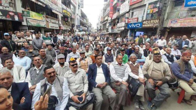 'वन रैंक वन पेंशन' की पेंशन विसंगतियों के मुद्दे पर हमीरपुर में पूर्व सैनिकों का हल्ला बोल