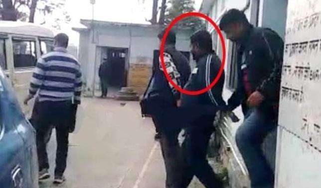 सिरमौर: विजिलेंस ने संग़ड़ाह बीडीओ कार्यालय के जेई को 10 हजार की रिश्वत लेते रंगे हाथों किया गिरफ्तार