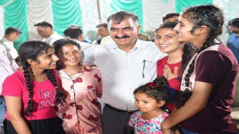 नादौन प्रवास में बच्चों के साथ नजर आया मुख्यमंत्री का विशेष लगाव, सीएम सुक्खू से मिलने दूर गांव से पहुंचे बच्चे