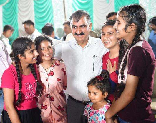 नादौन प्रवास में बच्चों के साथ नजर आया मुख्यमंत्री का विशेष लगाव, सीएम सुक्खू से मिलने दूर गांव से पहुंचे बच्चे