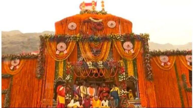श्रद्धालुओं के लिए खोले गए बद्रीनाथ धाम के कपाट