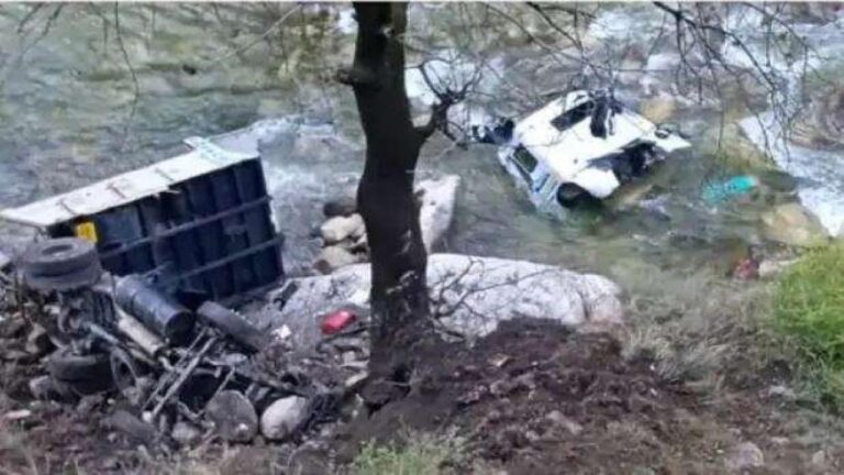 कुल्लू: कुर्पण नदी में गिरा डंपर, 3 लोगों की मौके पर मौत