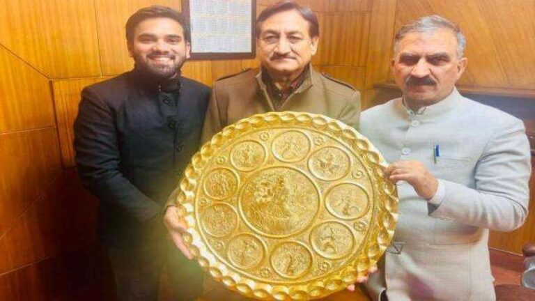 सुकेत देवता मेला के 100 वर्ष पूरे होने पर मुख्यमंत्री सुखविंदर सिंह सुक्खू को समृति चिन्ह देकर किया सम्मानित