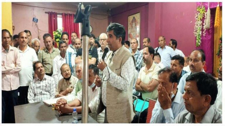 पौंग बांध विस्थापित समिति की बैठक राजा का तालाब के निजी पैलेस में रविवार को आयोजित