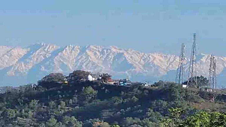 मौसम साफ होते ही दिखा मां हरिदेवी मंदिर का विहंगम दृश्य, बिलासपुर की रानी ने बनवाया था मंदिर