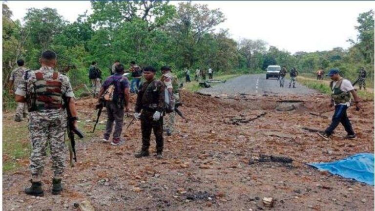 छत्तीसगढ़ के दंतेवाड़ा में बड़ा नक्सली हमला, IED विस्फोट में 10 जवान शहीद; 1 ड्राइवर की भी जान गई