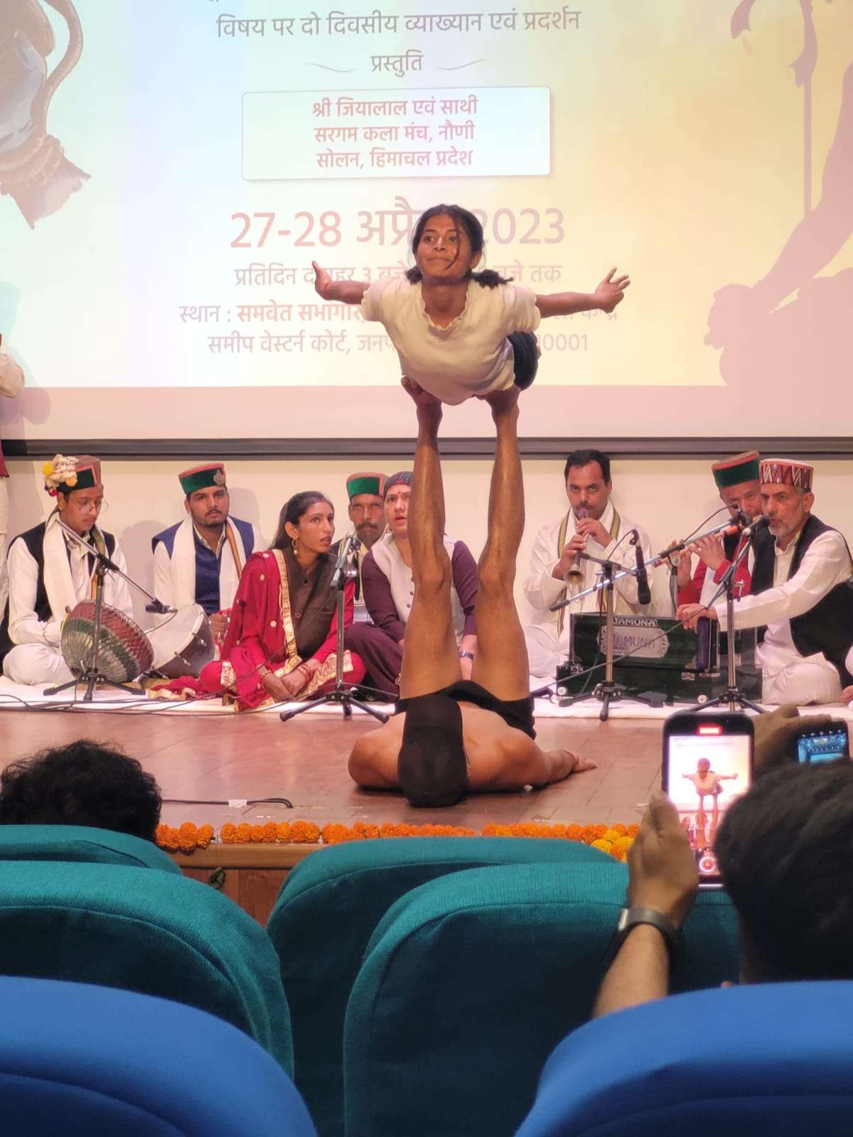 जीया लाल ठाकुर व सरगम कला मंच सोलन के कलाकारों ने शोधकर्ताओं के लिए इन्दिरा गांधी राष्ट्रीय कला अनुसंधान केंद्र दिल्ली में किया विशुद्ध विरासती संस्कृति का प्रदर्शन