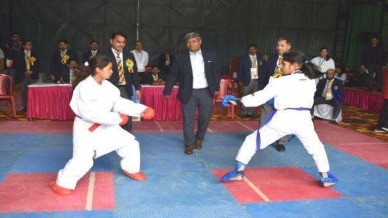 चंबा, 2 जून सदर विधायक नीरज नैय्यर ने आज चंबा विधानसभा क्षेत्र के करियां में दो दिवसीय राज्य स्तरीय कराटे प्रतियोगिता- 2023 का विधिवत शुभारंभ किया । हिमाचल प्रदेश कराटे एसोसिएशन के सौजन्य से आयोजित की जा रही सब जूनियर कैडेट जूनियर अंडर- 21 और सीनियर राज्य स्तरीय कराटे प्रतियोगिता में प्रदेश के 8 जिलों के लगभग 250 खिलाड़ी भाग ले रहे हैं। शुभारंभ अवसर पर सदर विधायक ने प्रतियोगिता में भाग ले रहे खिलाड़ियों को बधाई देते हुए कहा कि खेल को स्वस्थ प्रतिद्वंद्विता की भावना से खेलना चाहिए।खेलकूद से तन और मन दोनों स्वस्थ रहते हैं। उन्होंने कहा कि राज्य स्तरीय कराटे प्रतियोगिता के विजेता प्रतिभागी राष्ट्रीय स्तर की प्रतियोगिता में भाग लेंगे। नैय्यर ने कहा कि जिला वासियों के लिए भी एक गौरव का पल है कि पहली बार चंबा में कराटे की राज्य स्तरीय प्रतियोगिता का आयोजन किया जा रहा है। इसके लिए उन्होंने हिमाचल प्रदेश कराटे एसोसिएशन का आभार व्यक्त किया। उन्होंने कहा कि खेलों से जहाँ युवा नशे इत्यादि से दूर रहते हैं वहीं दूसरी और उनके मन में अनुशासन की भावना उत्पन्न होती है। उन्होंने यह भी कहा कि कराटे प्रतियोगिता में खिलाडी आत्मरक्षा के गुर सीखता है। उन्होंने प्रसन्नता जाहिर करते हुए कहा कि इस प्रतियोगिता में लड़कियों की अधिक संख्या है। लड़कियों को आत्मरक्षा के लिए कराटे जैसी प्रतियोगिता में बढ़- चढ़कर भाग लेना चाहिए। उन्होंने प्रतियोगिता के सफल आयोजन के लिए आयोजकों को 11 हजार रुपए की धनराशि देने का भी ऐलान किया। हिमाचल प्रदेश कराटे एसोसिएशन के अध्यक्ष प्रवीण मैहता ने मुख्य अतिथि का स्वागत करते हुए दो दिवसीय जिला स्तरीय कराटे प्रतियोगिता की रूप रेखा से अवगत करवाया। समारोह के दौरान विधायक नीरज नैयर को हिमाचल प्रदेश कराटे एसोसिएशन के समस्त पदाधिकारियों द्वारा सम्मानित भी किया गया। इस अवसर पर जिला लोक संपर्क अधिकारी सुभाष कटोच, हिमाचल प्रदेश कराटे एसोसिएशन के फाउंडर जनक राज जमवाल, प्रधान हिमाचल प्रदेश कराटे एसोसिएशन पवन ठाकुर, महासचिव दामन जमवाल और जिला अध्यक्ष कराटे एसोसिएशन विपिन राजपूत सहित एसोसिएशन के अन्य पदाधिकारी, कोच, जज व रेफरी मौजूद रहे।