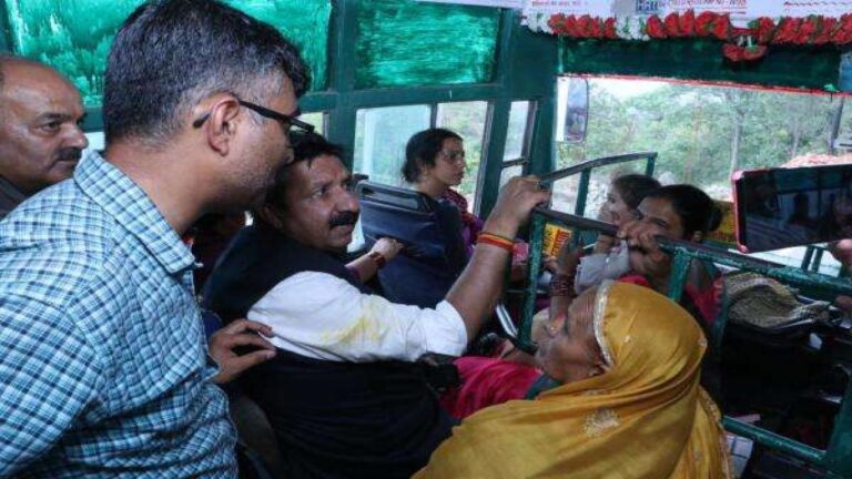 उपमुख्यमंत्री मुकेश अग्निहोत्री ने बस में यात्रा कर जानी लोगों की समस्याएं