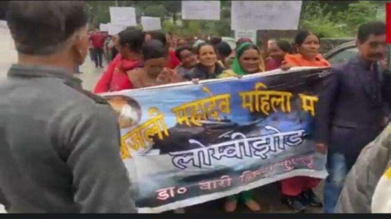 कुल्लू: बिजली महादेव रोपवे के विरोध में सड़क पर उतरे लोग, नारेबाजी के साथ प्रदर्शन और निकाली रोष रैली