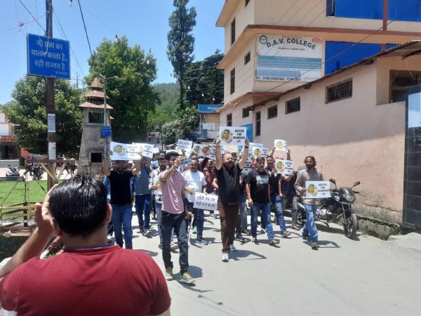 मनोहर हत्याकांड: युवाओं ने बनीखेत में आक्रोश रैली निकाल जताया रोष