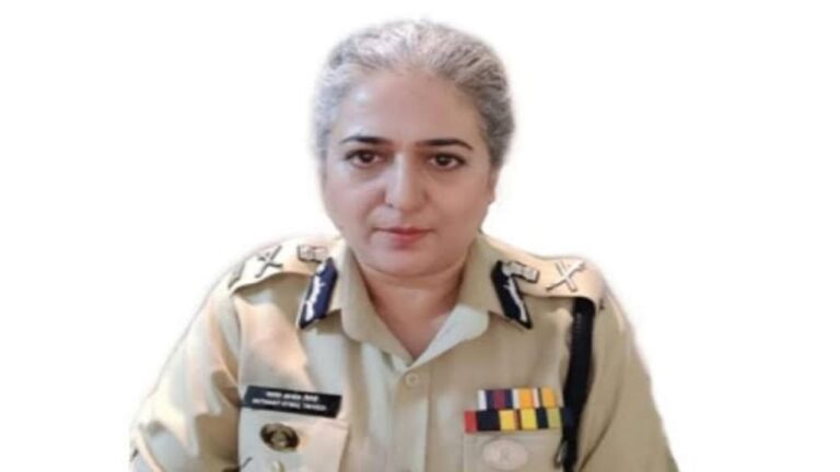 हिमाचल प्रदेश के बिलासपुर जिला से ताल्लुक रखने वाली आईपीएस अधिकारी सतवंत अटवाल त्रिवेदी अब हिमाचल की प्रथम महिला डीजीपी होंगी। डीजीपी संजय कुंडू के छुट्टी पर जाने के बाद प्रदेश सरकार ने उन्हें डीजीपी का अतिरिक्त कार्यभार सौंपा है। इस सम्बंध में शुक्रवार को अधिसूचना जारी हुई है। अधिसूचना के मुताबिक डीजीपी संजय कुंडू 13 जून से 14 जुलाई तक अवकाश पर रहेंगे। उनकी गैरमौजूदगी में सतवंत अटवाल के पास डीजीपी (DGP) का अतिरिक्त कार्यभार रहेगा। 1996 बैच की आईपीएस अधिकारी सतवंत अटवाल त्रिवेदी के हिमाचल की पहली आईपीएस होने के साथ-साथ एनआईए और बीएसएफ की पहली महिला अधिकारी होने का गौरव भी प्राप्त है। उन्हें वर्ष 2012 में सराहनीय सेवा के लिए प्रतिष्ठित पुलिस पदक से भी सम्मानित किया जा चुका है। सतवंत अटवाल त्रिवेदी बिलासपुर की रहने वाली हैं। उन्होंने बिड्स कॉलेज शिमला से पढ़ाई की है। ऑकलैंड स्कूल से स्कूली शिक्षा ली है। सतवंत अटवाल त्रिवेदी क्लीनिकल साईकोलॉजी में गोल्ड मेडेलिस्ट भी हैं। इसके अलावा सतवंत अटवाल त्रिवेदी अमेरिकी का टॉप जांच एजेंसी एफबीआई (FBI) की एकेडमी से डिप्लोमा भी किया है। सतवंत अटवाल त्रिवेदी के पति भी आईपीएस अफसर हैं। वो भी सेम 1996 बैच के आईपीएस अधिकारी हैं। सतवंत अटवाल नेशनल पुलिस एकेडमी में भी पोस्टेड रह चुकी हैं। सतवंत अटवाल त्रिवेदी ऊना पुलिस अधीक्षक के रूप में जिले की कमान संभालने वाली पहली महिला अधिकारी भी थीं।