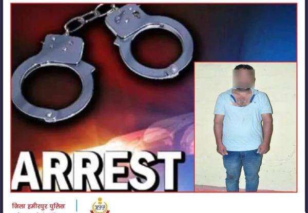 हमीरपुर पुलिस की बड़ी कामयाबी: चोरी के सामान के साथ चेन स्नेचर गिरफ्तार